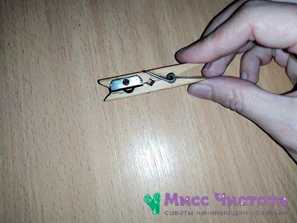 2.Prisukite ašmenis prie vienos iš drabužių segtuko pusių 