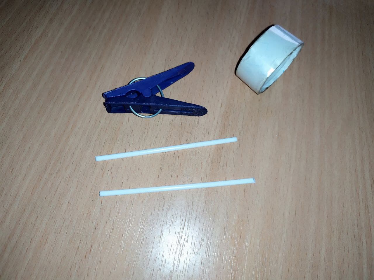 skalbinių segtukas, juosta ir du pagaliukai