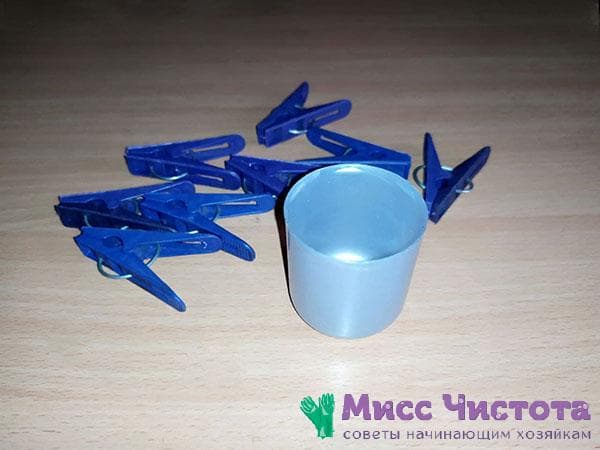 plastikinis dangtelis ir drabužių segtukai
