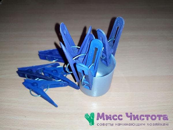 drabužių segtukai, pritvirtinti prie plastikinio dangtelio