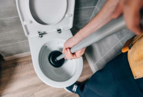 Čišćenje začepljenog WC-a