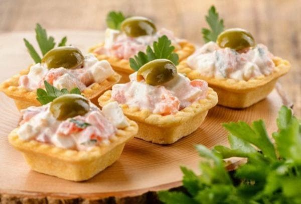 Tartletės su krabų lazdelėmis