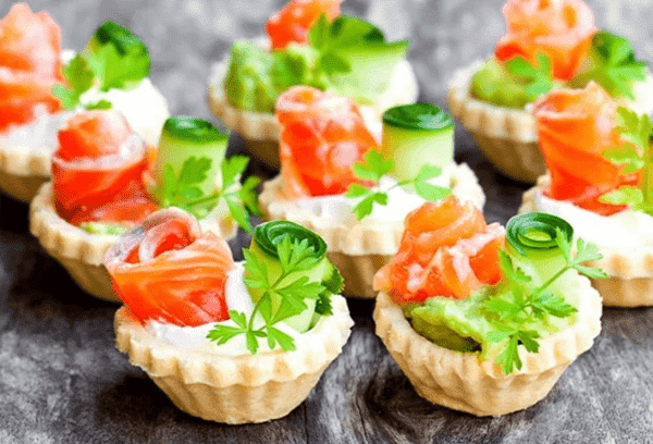 Tartletės su lengvai sūdyta rausva lašiša