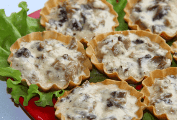 Tartletės su vištiena ir grybais (julienne)