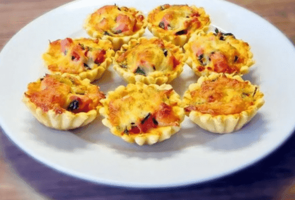 Tartletės su dešra ir sūriu (mini picos)