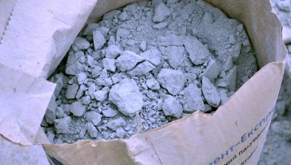 Suakmenėjęs cementas