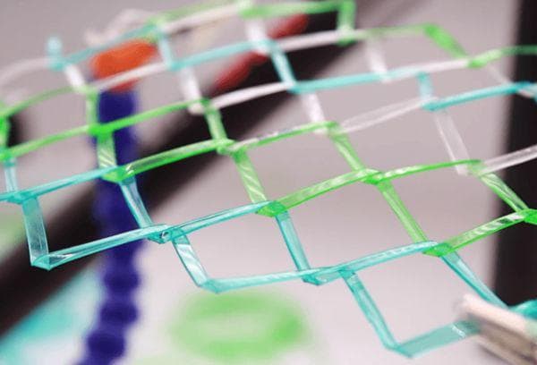 Grandinės tinklelis, pagamintas iš plastikinių vamzdžių 