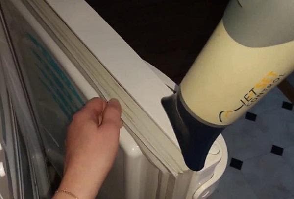 Šaldytuvo gumos minkštinimas plaukų džiovintuvu