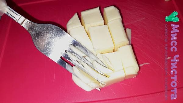 sviestą suminkštinant šakute