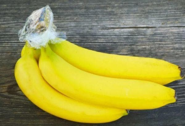 Bananai su plėvele apvyniotomis uodegomis