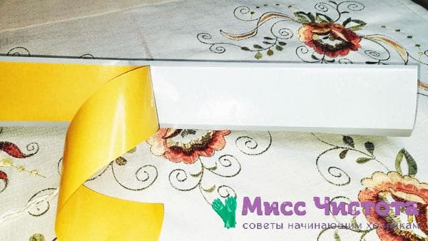 dvipusės juostos nuplėšimas ant popierinių žaliuzių
