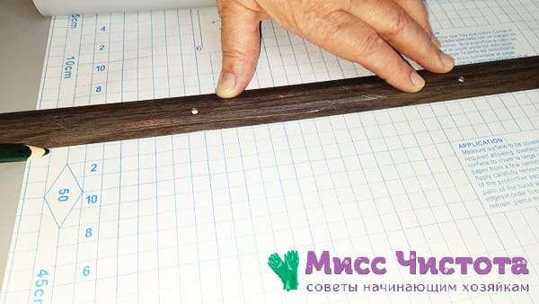 nubrėžkite tiesią liniją užpakalinėje tapetų pusėje