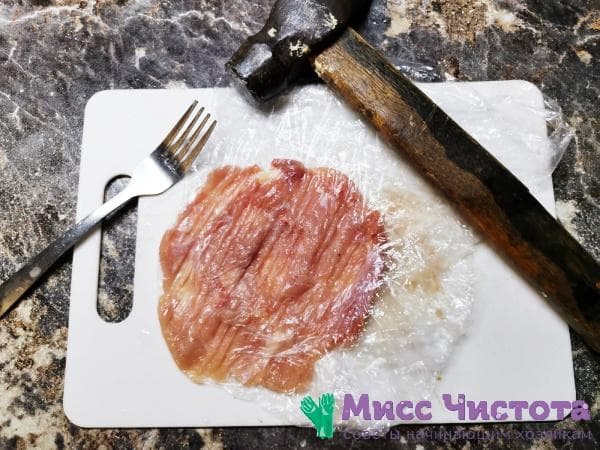 plaktuku ir šakute daužyti mėsą