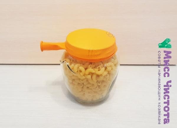 stiklinis indas uždarytas rutuliuku