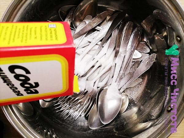 šaukštus ir šakutes pabarstykite soda