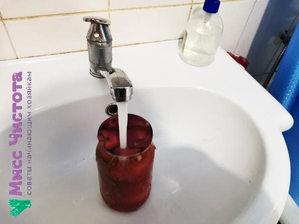 stiklainį po tekančiu karštu vandeniu