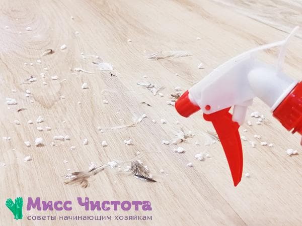 Plunksnų ir putplasčio rutuliukų, išsibarsčiusių ant grindų, drėkinimas vandeniu