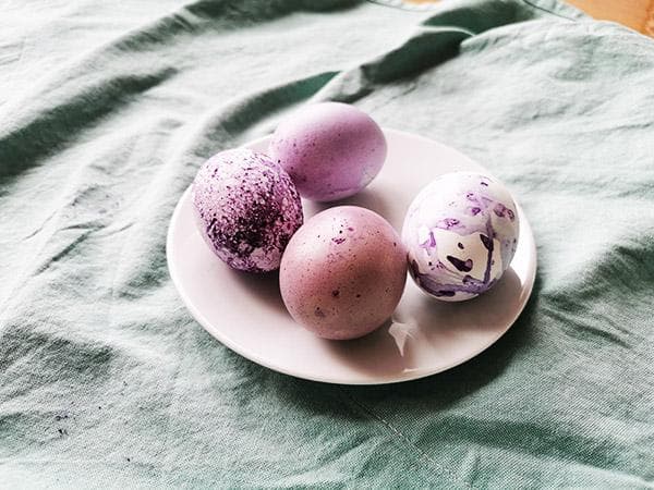 dažyti kiaušiniai raudonųjų kopūstų sultimis