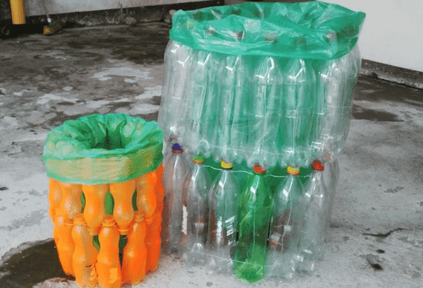 Šiukšlių konteineris iš plastikinių butelių