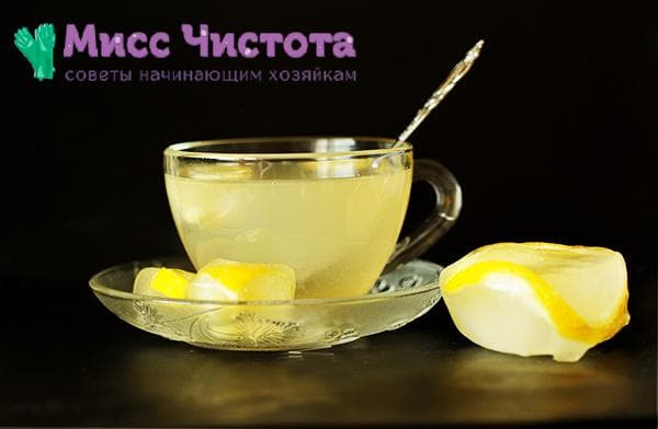 šaltas gėrimas su citrina