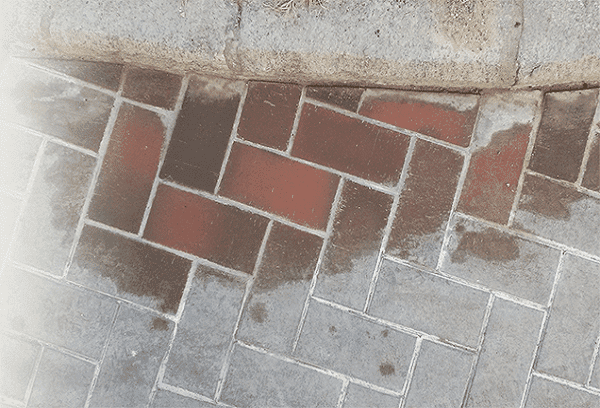Cementinis skiedinys ant šaligatvio