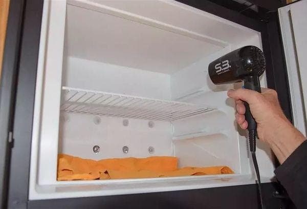 Šaldytuvo atitirpinimas naudojant plaukų džiovintuvą