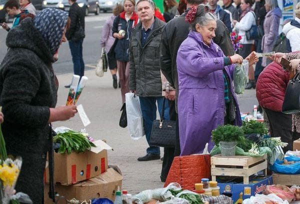 Močiutės prekiauja turguje.Žmonės turguje Močiutė prekiauja turguje