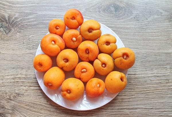 Abrikosų uogienė su kauliukais 1