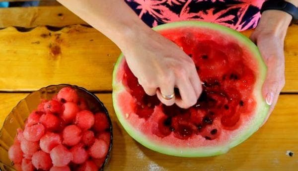 Arbūzų rutuliukai raižytoje lėkštėje 2