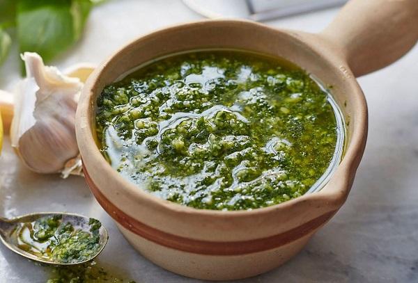 Aštrus Pesto padažas su raudonėliais