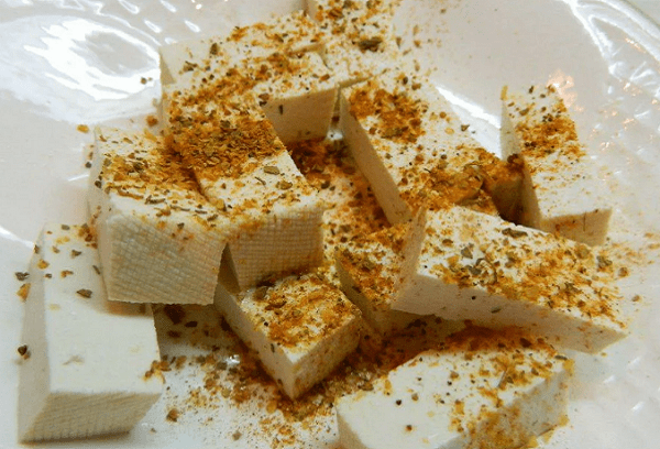 Tofu su prieskoniais