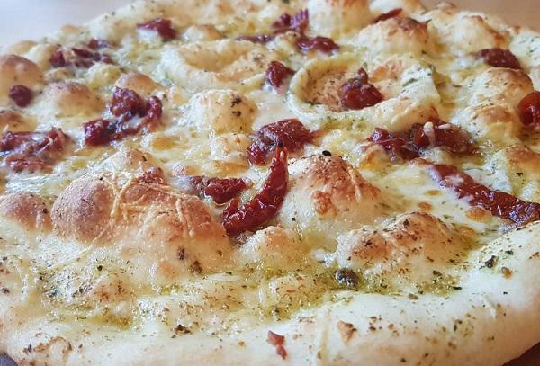 Focaccia su saulėje džiovintais pomidorais