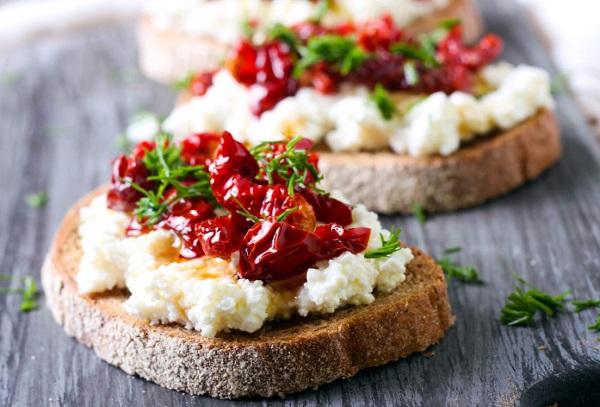 Itališkas užkandis – bruschetta su saulėje džiovintais pomidorais ir ožkos sūriu