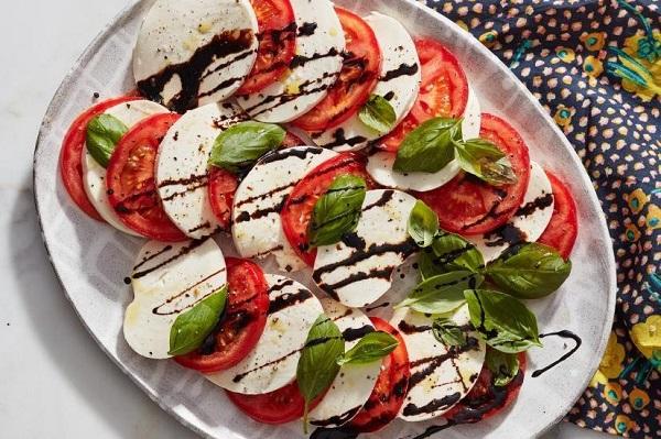 Caprese salotos