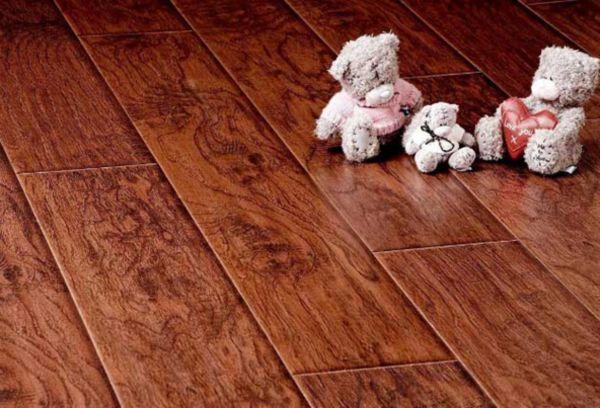Laminatas su nuožulniu ąžuolo spalvos