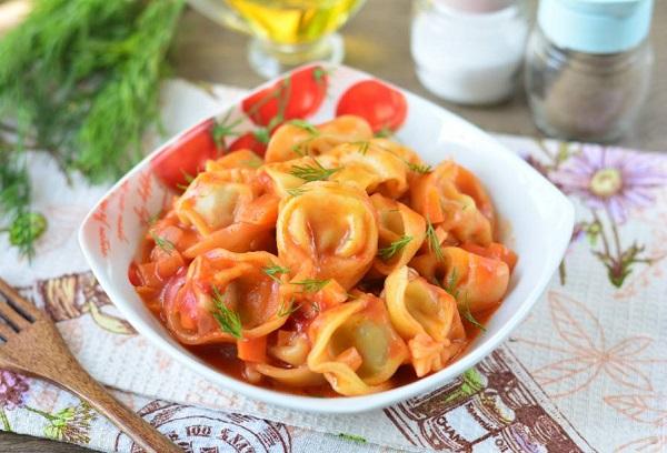 Keptuvėje kepti kukuliai su pomidorų pasta