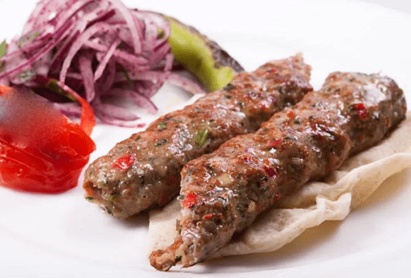 Sultingas lyulya jautienos kebabas su riebia uodega