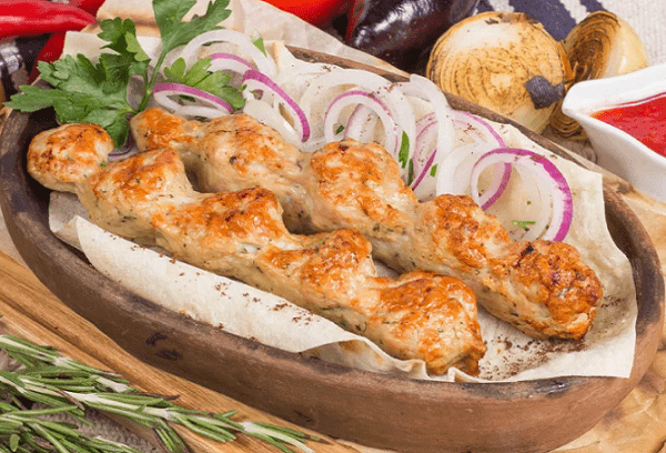Sultingas lyulya jautienos kebabas su lašiniais ir vištiena