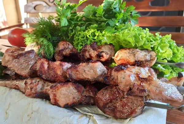 Sultingas vištienos kebabas su sūriu iš Jurgio iš Kaukazo