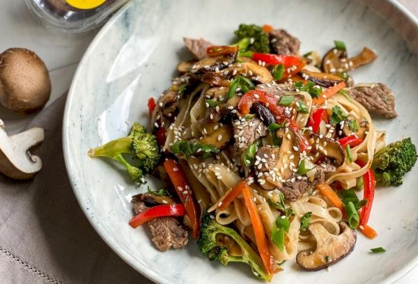 Grybai su daržovėmis wok
