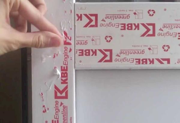 išdžiūvusi plėvelė ant plastikinių langų