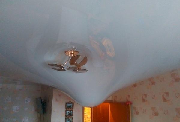 Kiek kainuoja nuleisti vandenį iš pakabinamų lubų?