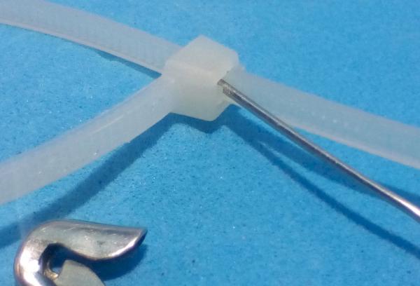 Atsukite nailono spaustuką kaiščiu