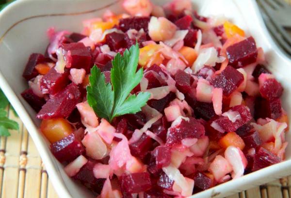 Daržovių vinaigretės salotos su raugintais kopūstais