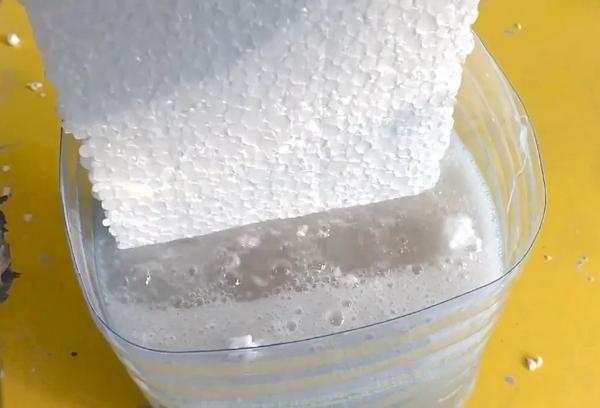 Klijų gamyba iš putplasčio ir tirpiklio