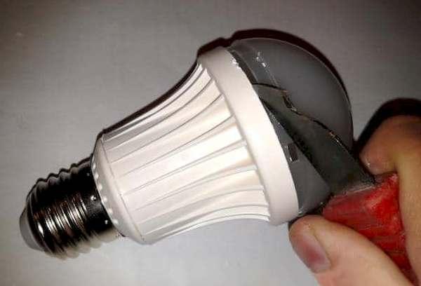 Kaip pataisyti 220 V LED lempą ir lubinę lempą už 0 rublių ir 2 minutes: nuoseklios instrukcijos