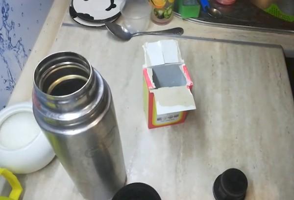 Termoso valymas nuo arbatos nuosėdų su soda
