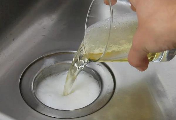 Kriauklės valymas su soda ir actu