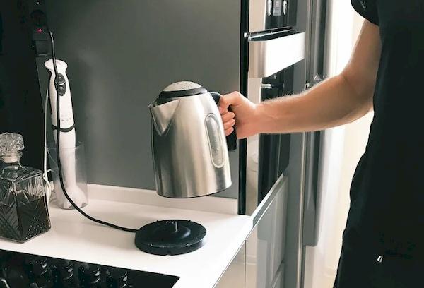 10 liaudiškų priemonių, kaip atsikratyti plastiko kvapo arbatinuke