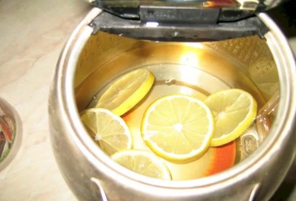 Citrusinių vaisių kvapas elektriniame virdulyje